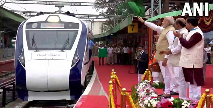 pm-modi-flags-off-vande-bharat-express-bharat-gaurav-kashi-darshan-train