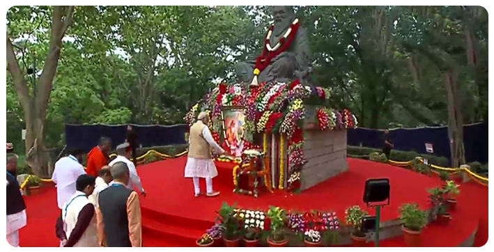 pm-modi-arrives-in-bengaluru-to-unveil-the-statue-of-kempegowda-inaugurate-term