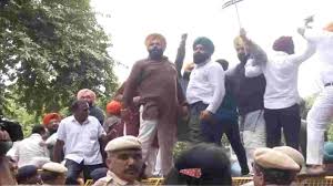 sikh-protestors-clash-with-police-outside-rahul-gandhis-delhi-home-over-controv