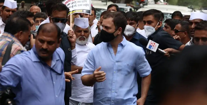 scores-of-party-workers-surround-cong-leader-rahul-ghi-as-he-walks-towards-ed