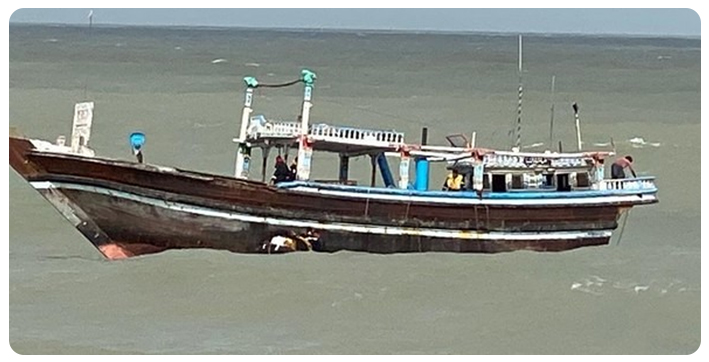 pakistani-boat-carrying-drugs-worth-rs-200-crore-caught-off-gujarat-coast