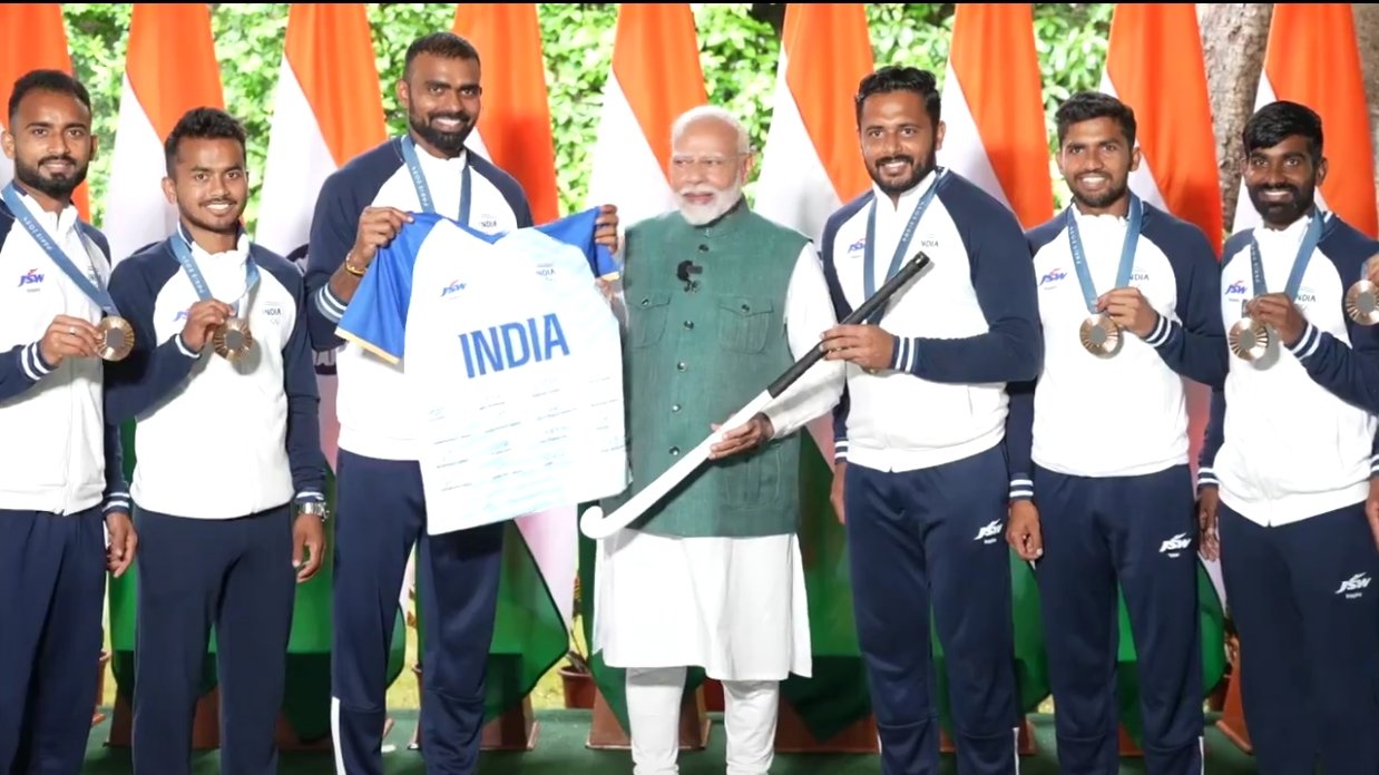 pm-narendra-modi-meets-and-felicitates-paris-olympians-on-independence-day