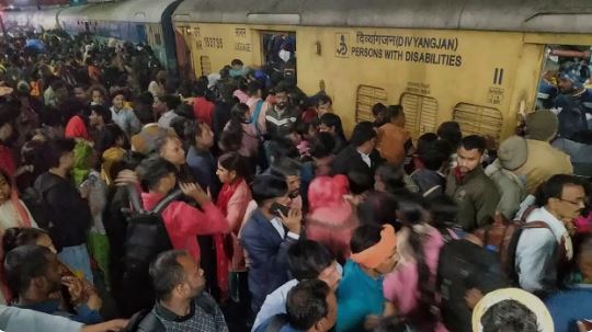 new-delhi-railway-station-stampede-overcrowding-due-to-extra-ticket-sales-raise