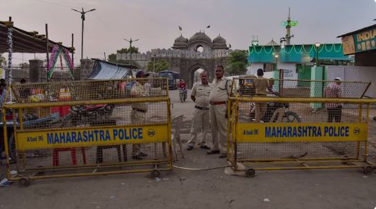 security-tightened-at-aurangzeb’s-tomb-after-hindu-outfit’s-demolition-threat