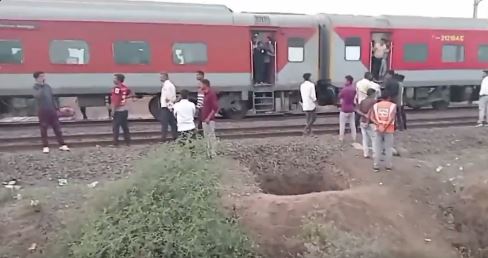 Jalgaon Train Tragedy: 8 Killed as Passengers Fleeing Suspected Fire Are Struck by Karnataka Express