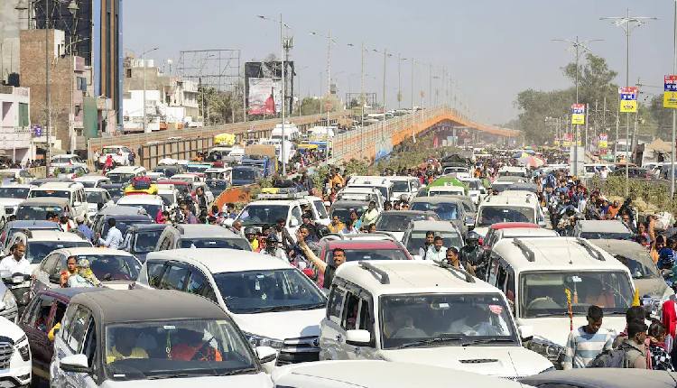 unprecedented-traffic-gridlock-as-devotees-flock-to-prayagraj-for-maha-kumbh’s-f