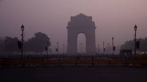 Delhi Hit by Dense Fog, Cold Wave Continues; Airport Issues Advisory and 18 Trains Delayed; IMD Forecasts Rain