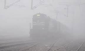 Fog and Cold Wave Paralyze North India: Flights, Trains Delayed; Schools Shut in Several Areas