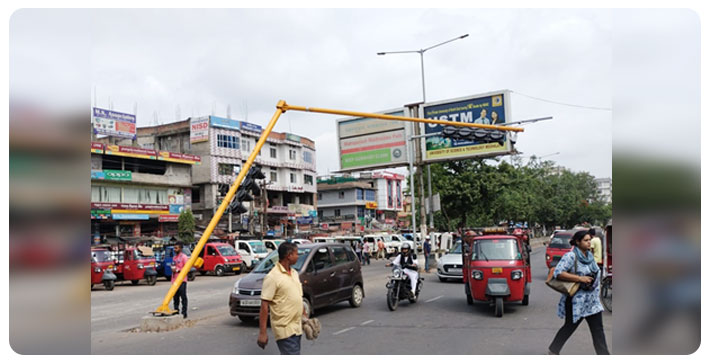 traffic-signal-pole-gets-dislodged-in-a-busy-guwahati-street-narrow-escape-for-