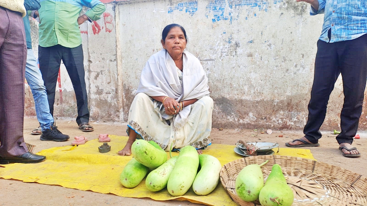 deputy-mayor-of-gaya-protests-alleged-mistreatment-by-selling-vegetables-on-stre