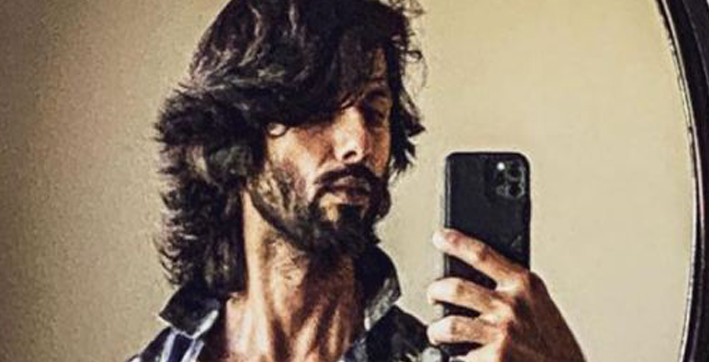 November 7, 2020: Bollywood star Shahid Kapoor on Friday treated fans to a  stunning mirror selfie as he flaunted his new hairstyle.