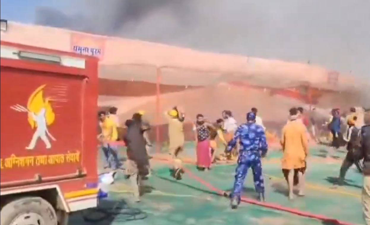 Fire Breaks Out at Maha Kumbh in Prayagraj; No Casualties Reported, Blaze Under Control