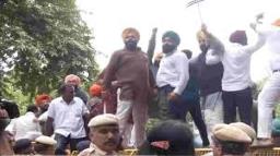 Sikh Protestors Clash with Police Outside Rahul Gandhi