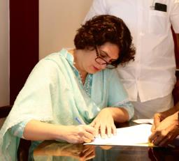 Priyanka Gandhi Enters Politics: Signs Nomination for Wayanad Bypolls in Historic D ..