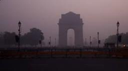 Delhi Hit by Dense Fog, Cold Wave Continues; Airport Issues Advisory and 18 Trains ..