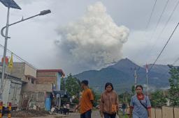 Deadly Eruption of Mount Lewotobi in Indonesia Kills at Least 10, Displaces Thousands