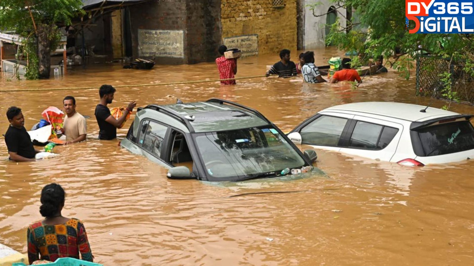 প্ৰৱল বৃষ্টিপাতৰ বাবে স্তব্ধ হৈ পৰিছে তেলেংগানা আৰু অন্ধ্ৰপ্ৰদেশৰ জনজীৱন।